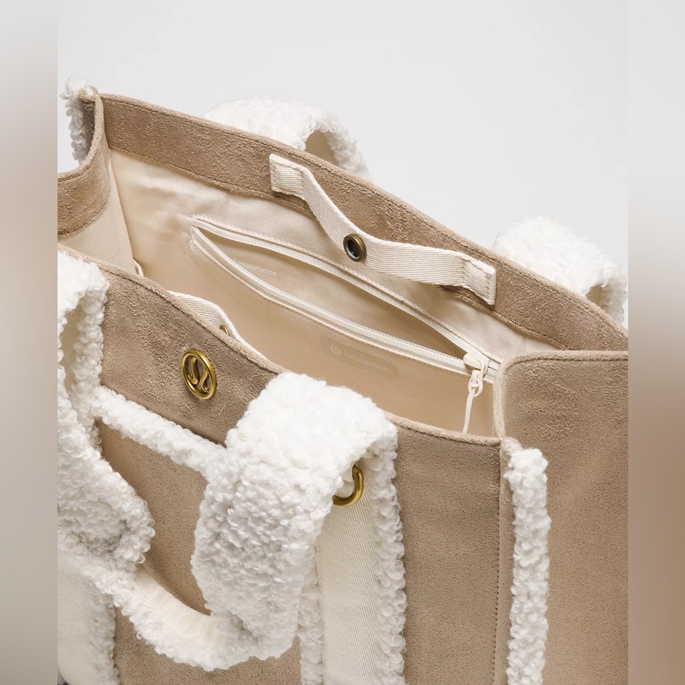 Lululemon Boxy Tote Bag 10L Faux Shearling Trims - Picture 4 of 6